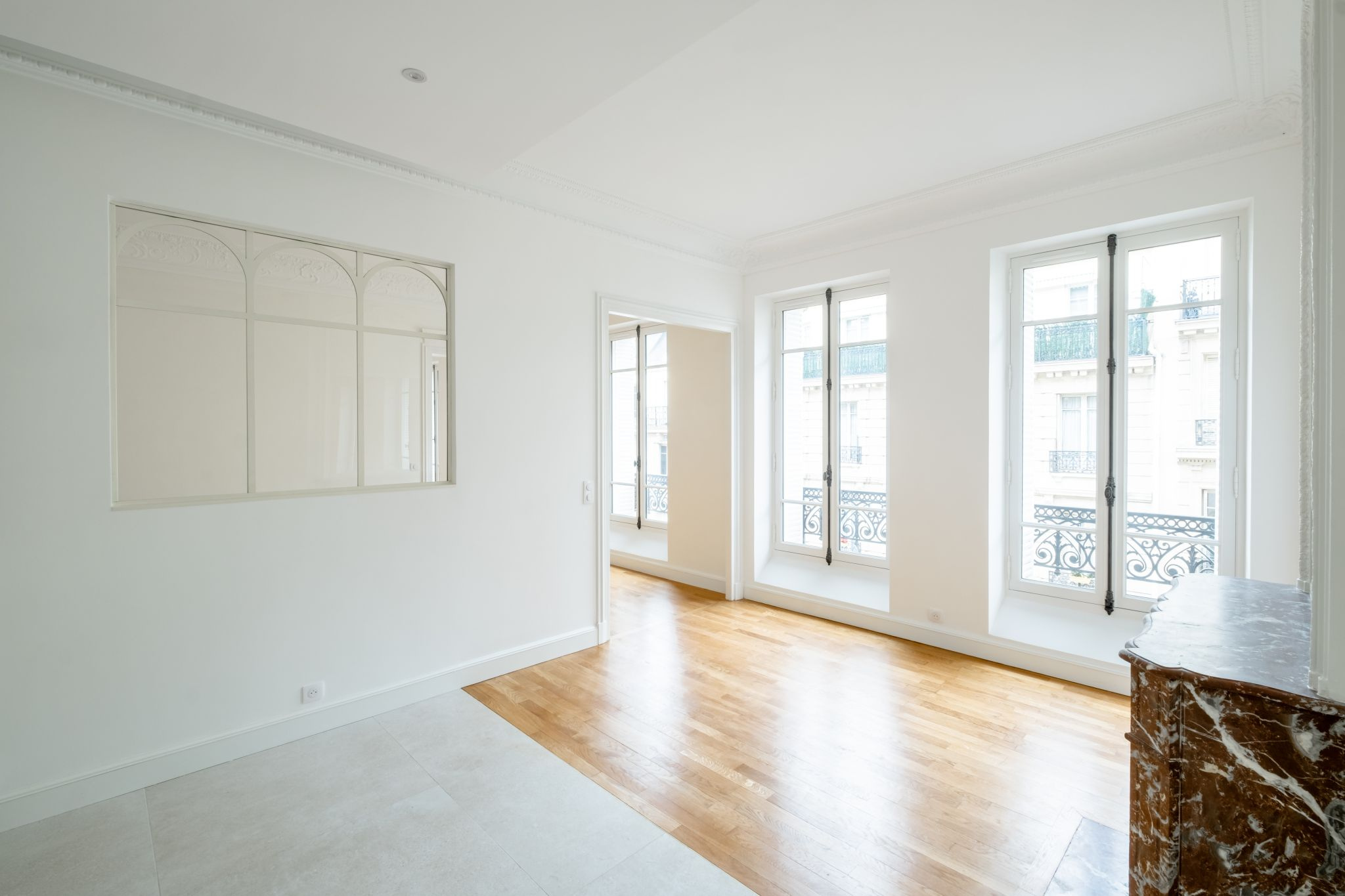 Rénovation intérieure pièce de vie parquet et cheminée B.R.J Entreprise