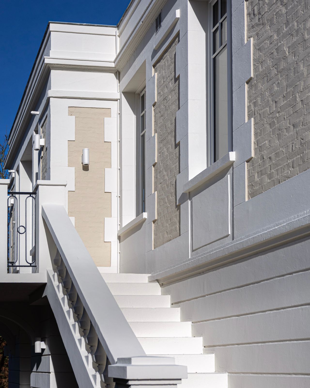 Escalier extérieur le long d’une façade de maison.