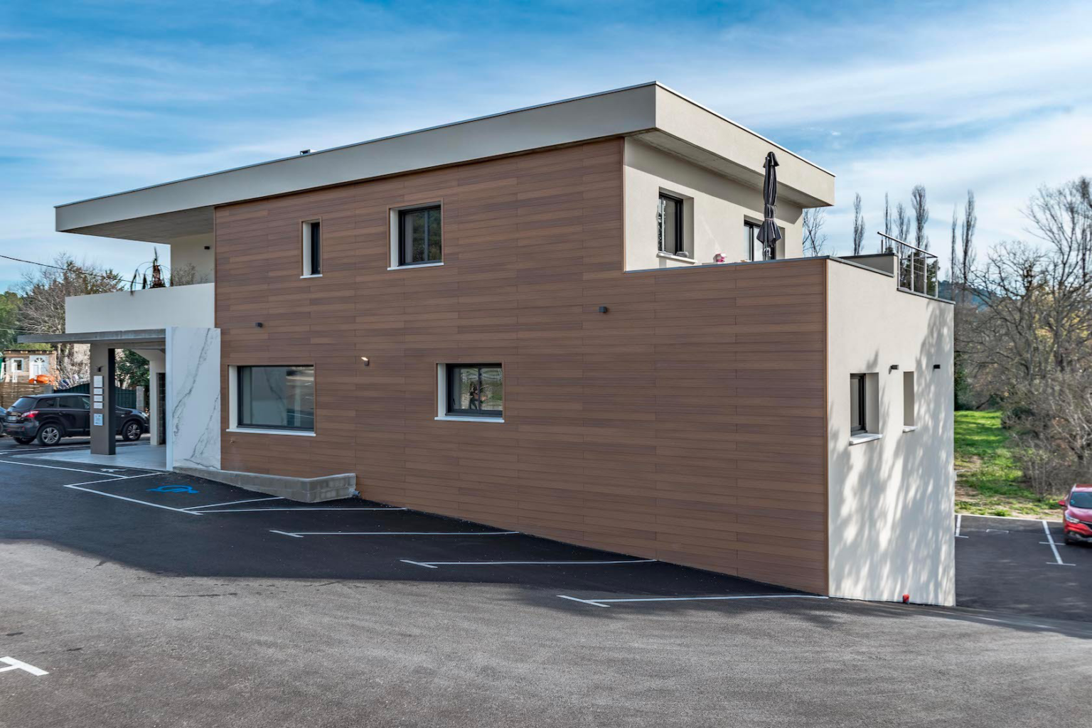 Bâtiment contemporain avec bardage extérieur imitation bois.