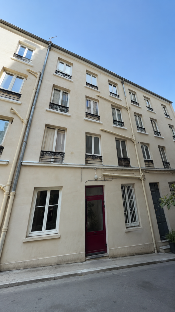 Façade d’un immeuble parisien côté cour intérieure.