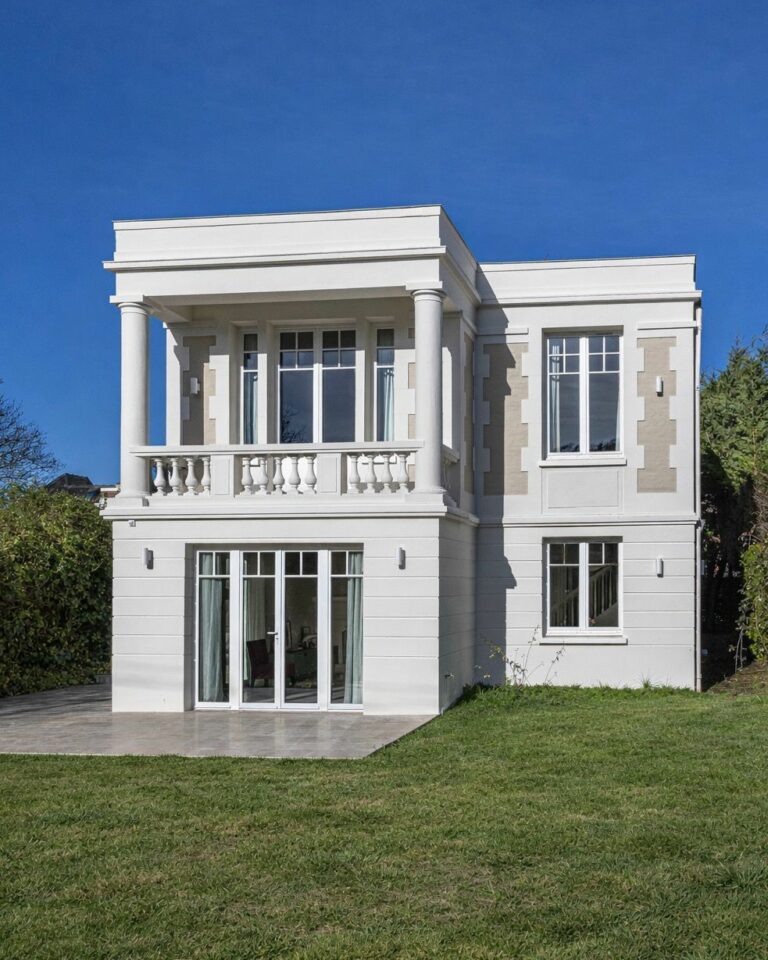 Maison contemporaine à façade claire.
