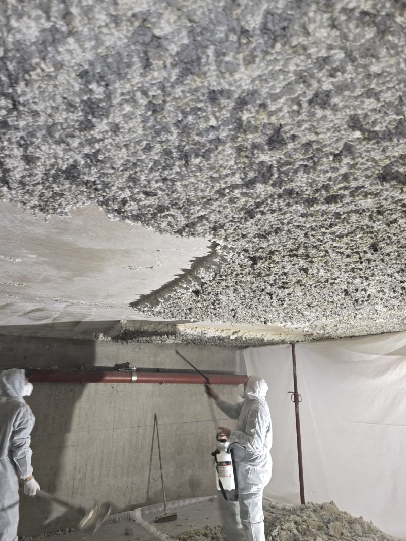 Projection d’isolant en flocage sous plafond.