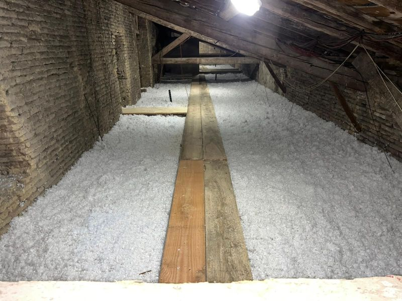 Combles perdus isolés avec de la ouate de cellulose.