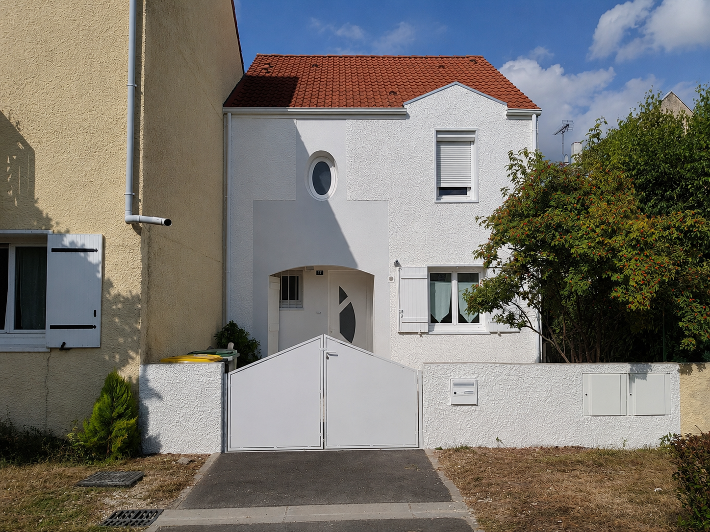 Maison individuelle avec façade claire après travaux.