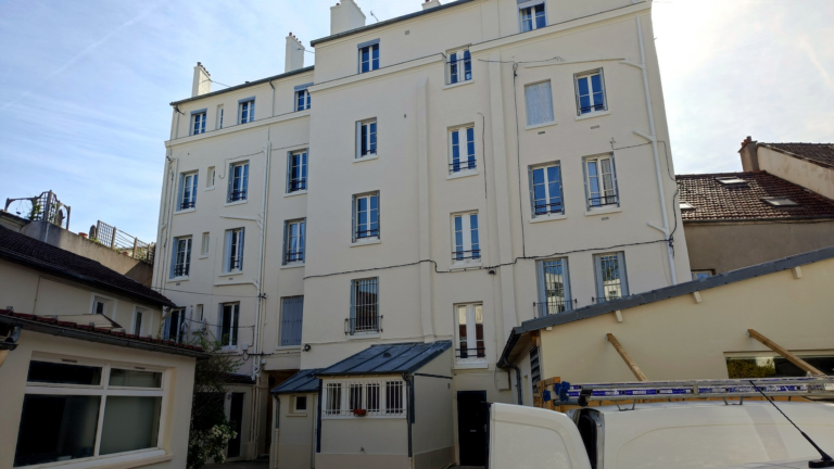 Immeuble résidentiel autour d’une cour intérieure.