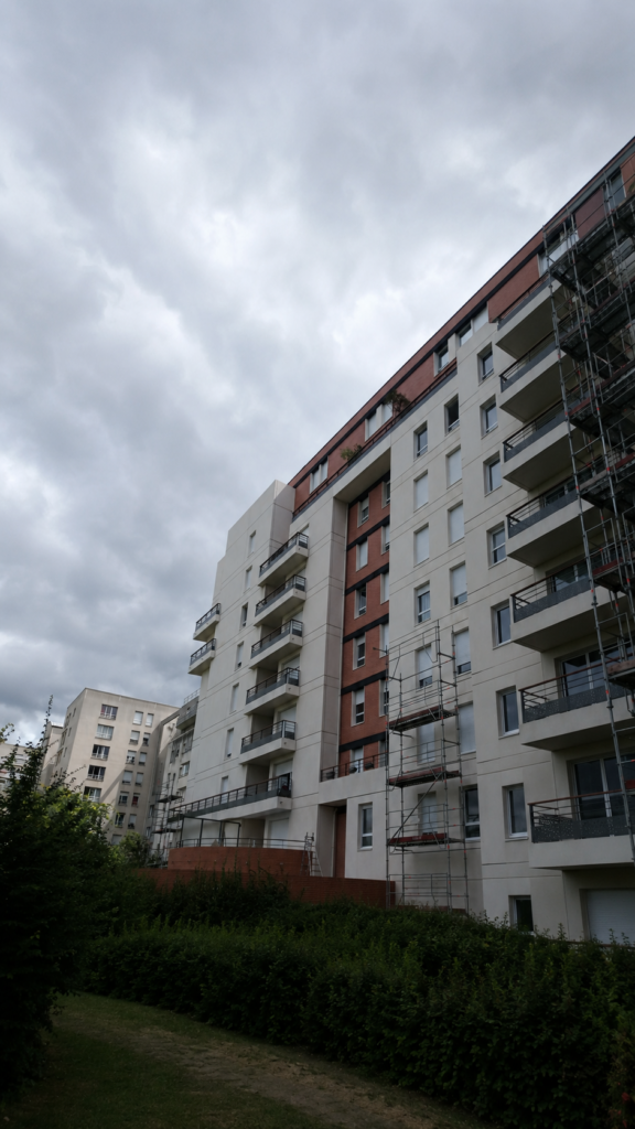 Échafaudage installé sur la façade d’un immeuble résidentiel.